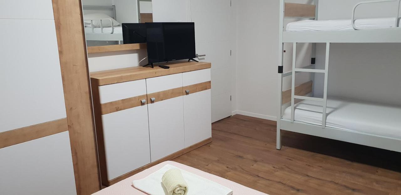 メタイナ Kuca Pecine Bed & Breakfast エクステリア 写真