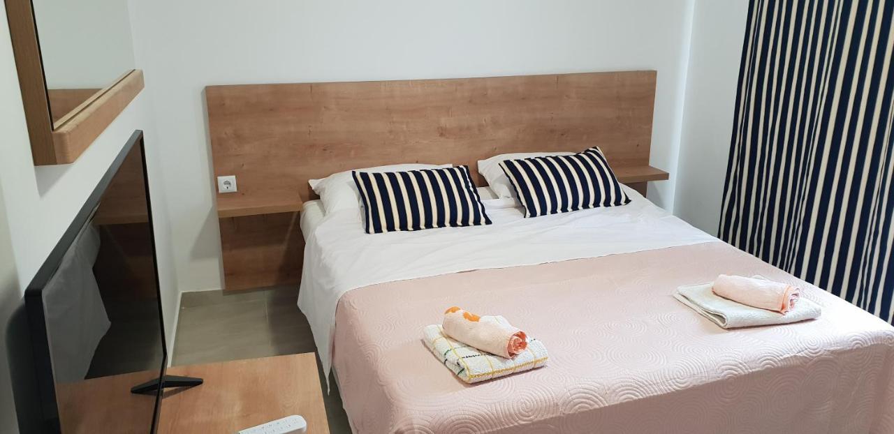 メタイナ Kuca Pecine Bed & Breakfast エクステリア 写真