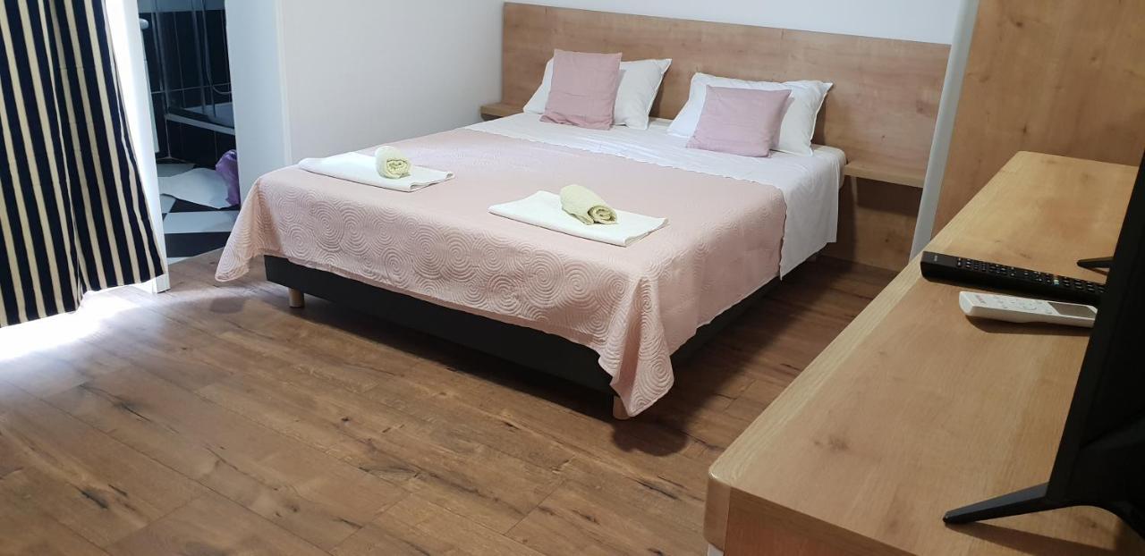 メタイナ Kuca Pecine Bed & Breakfast エクステリア 写真
