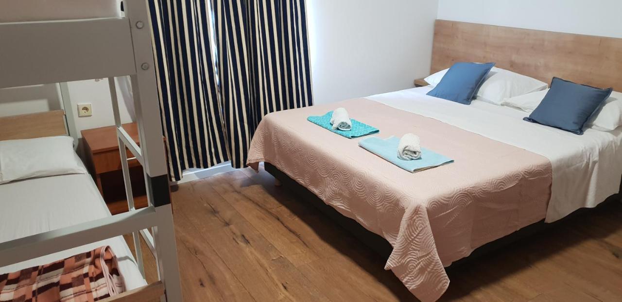 メタイナ Kuca Pecine Bed & Breakfast エクステリア 写真