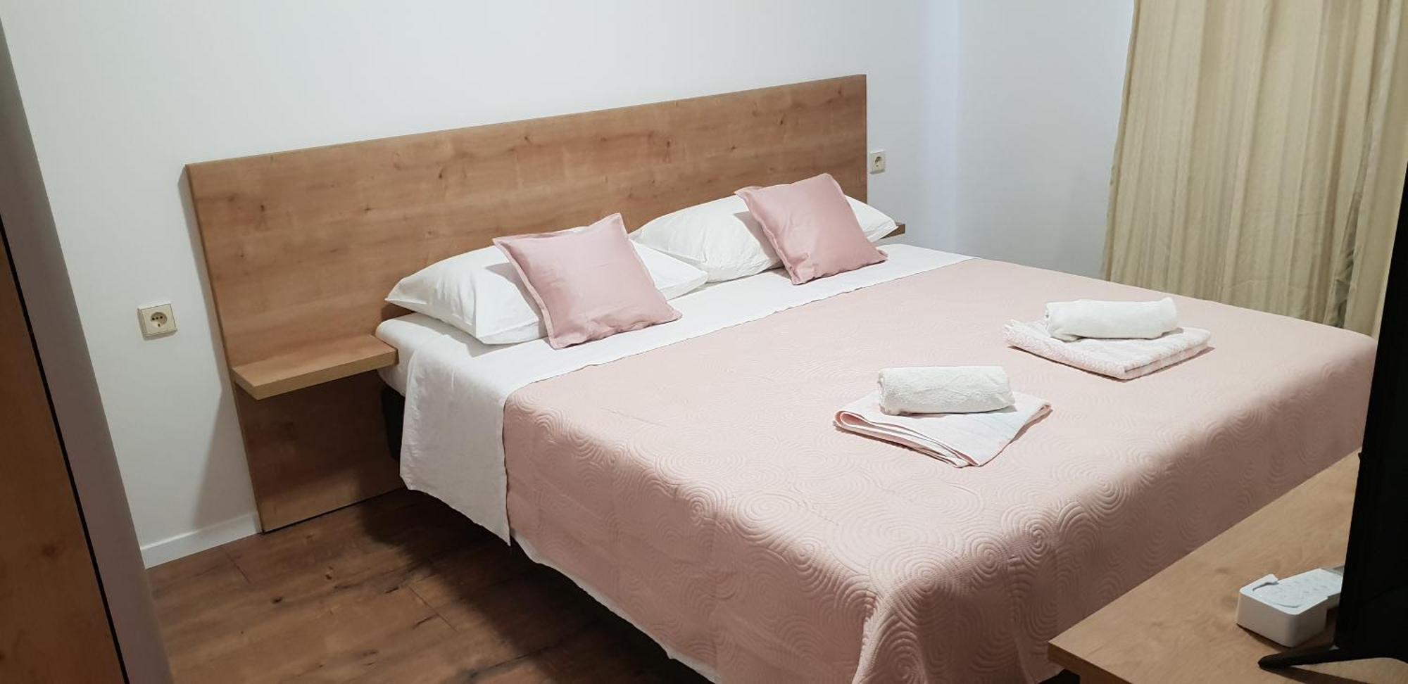 メタイナ Kuca Pecine Bed & Breakfast エクステリア 写真