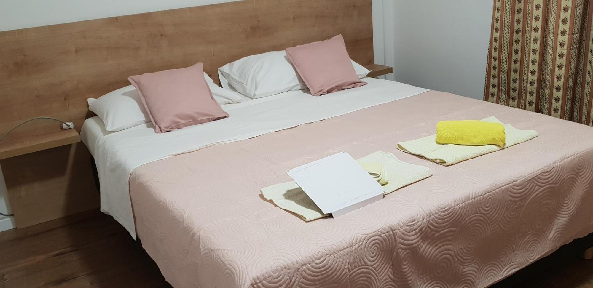 メタイナ Kuca Pecine Bed & Breakfast エクステリア 写真