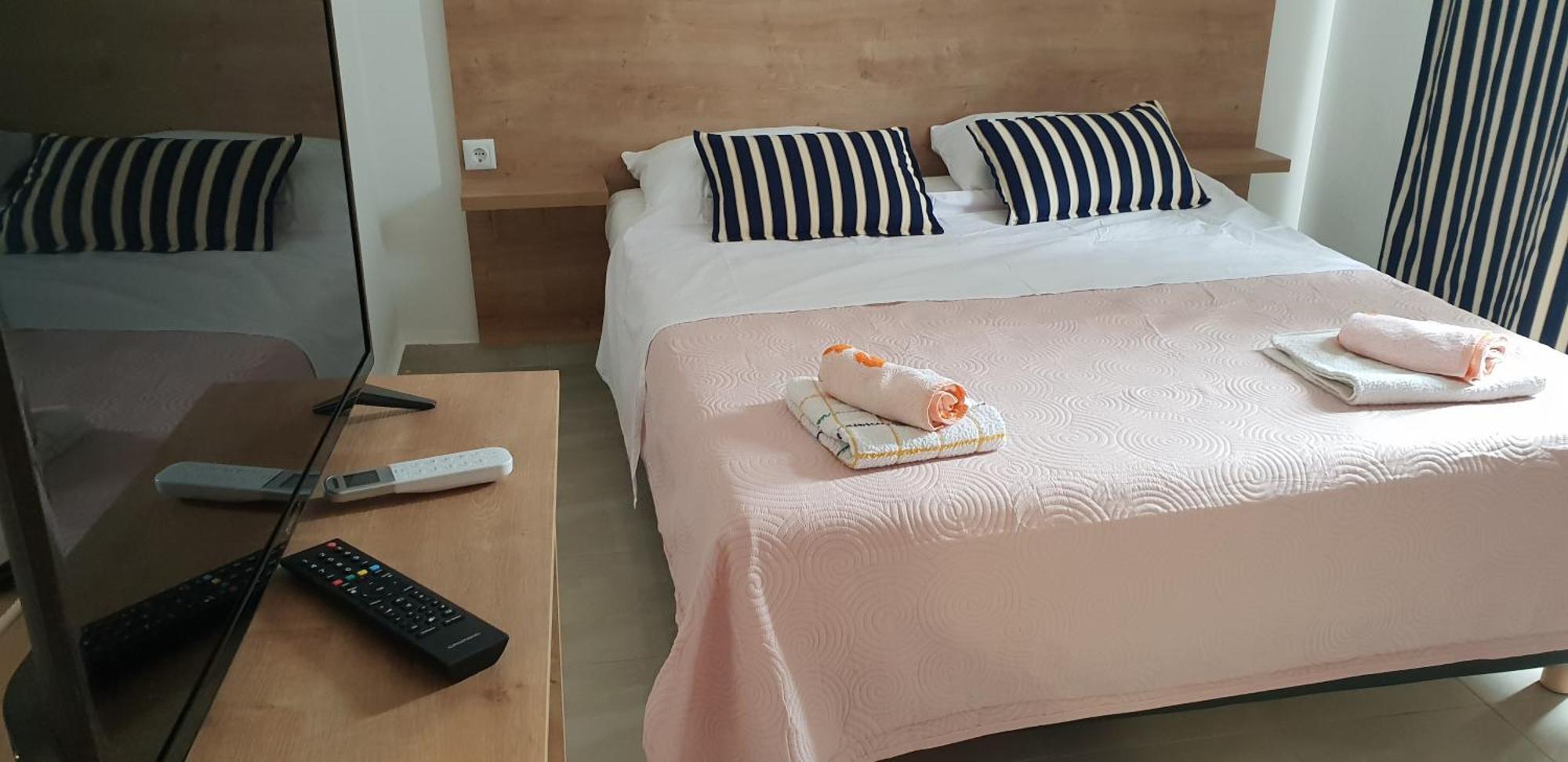 メタイナ Kuca Pecine Bed & Breakfast エクステリア 写真